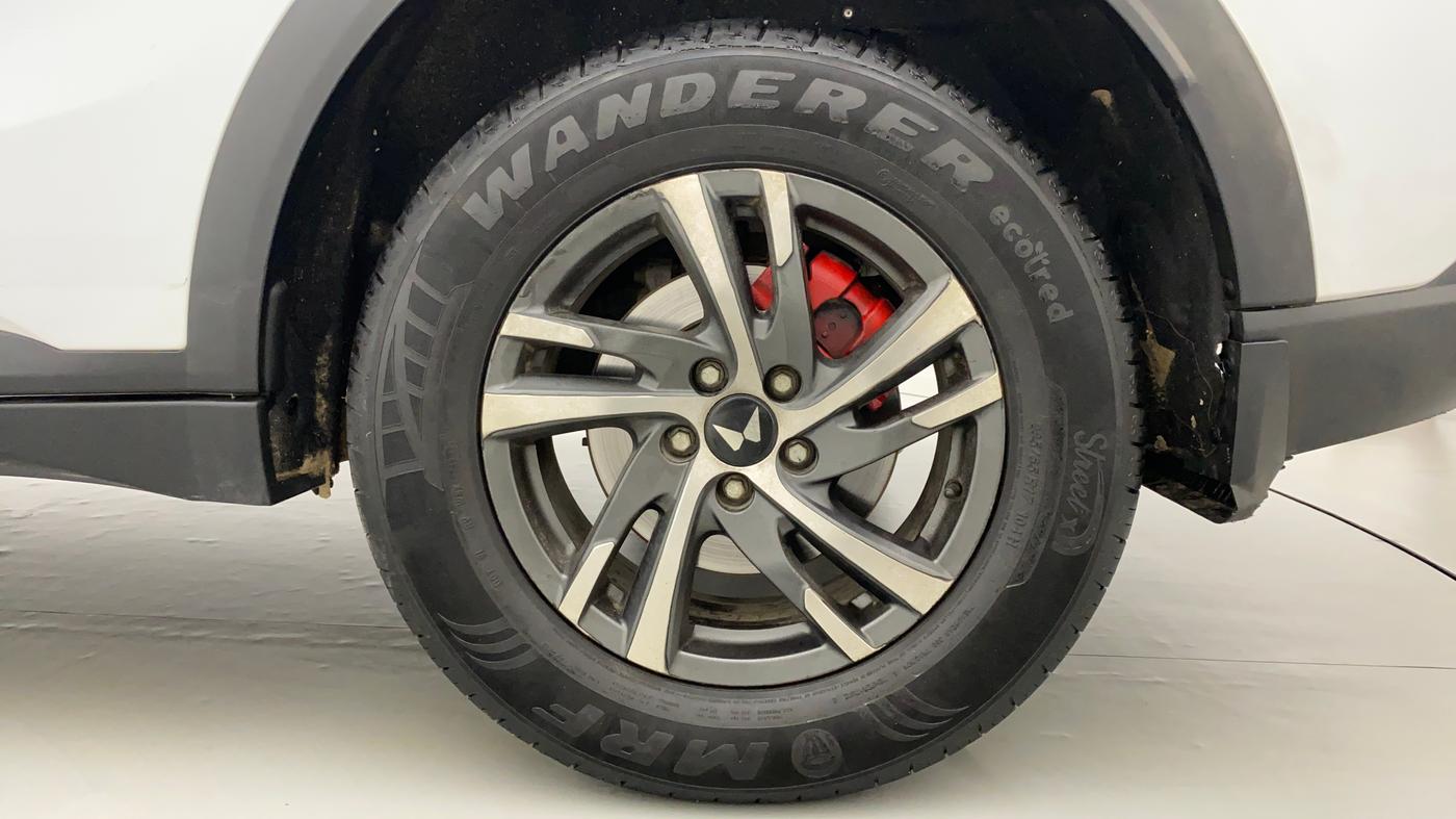 2023 Mahindra XUV700 MX P MT 5 STR, Petrol, Manual, 10,703 km, Left Rear Wheel