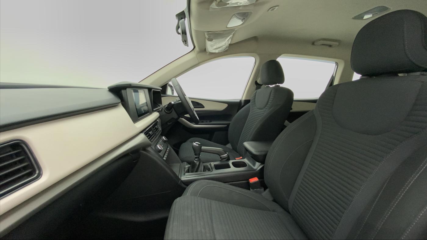 2023 Mahindra XUV700 MX P MT 5 STR, Petrol, Manual, 10,703 km, Right Side Front Door Cabin