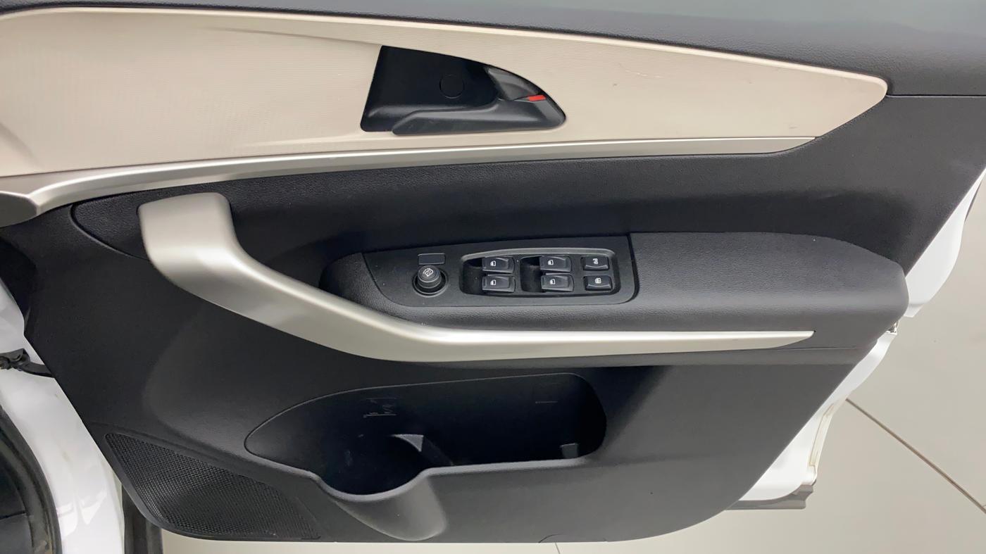 2023 Mahindra XUV700 MX P MT 5 STR, Petrol, Manual, 10,703 km, Driver Side Door Panels Control