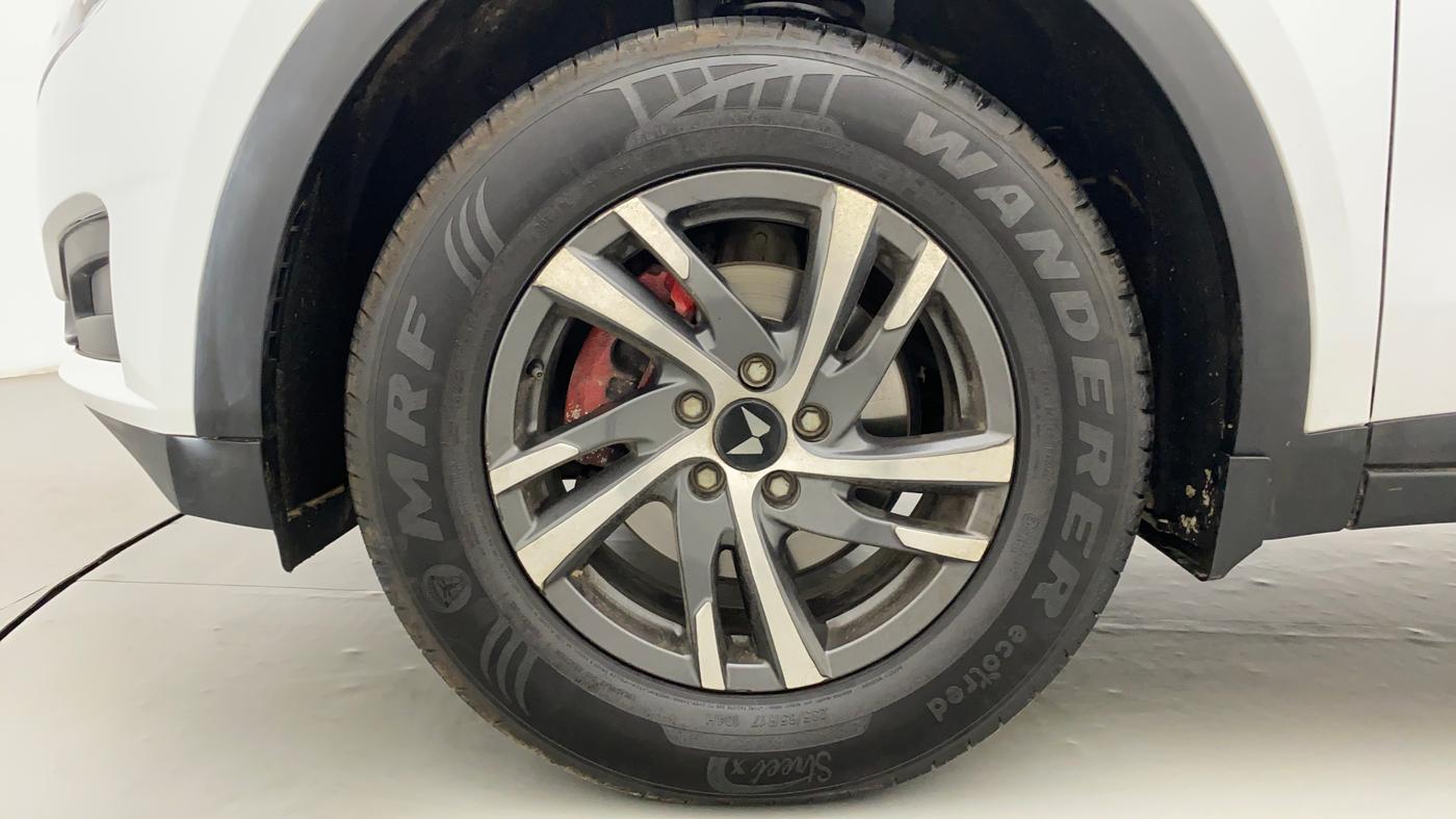 2023 Mahindra XUV700 MX P MT 5 STR, Petrol, Manual, 10,703 km, Left Front Wheel