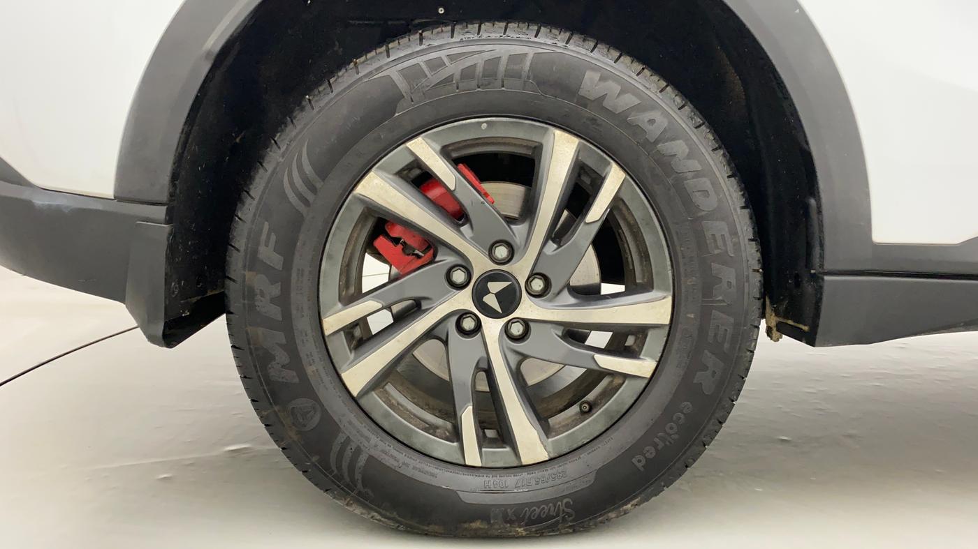 2023 Mahindra XUV700 MX P MT 5 STR, Petrol, Manual, 10,703 km, Right Rear Wheel