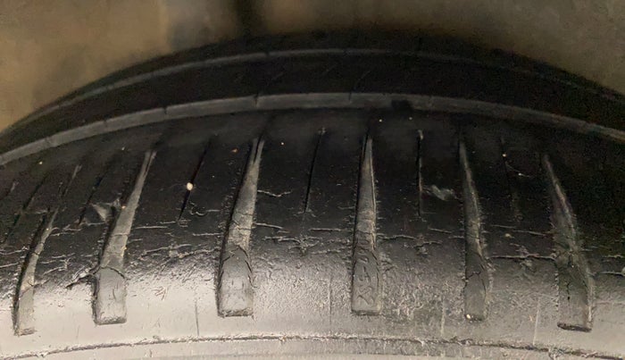 2011 Honda City 1.5L I-VTEC V MT, Petrol, Manual, 1,45,074 km, Right Rear Tyre Tread