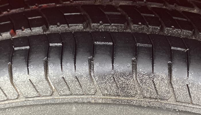 2015 Maruti Swift VXI, Petrol, Manual, 41,557 km, Left Front Tyre Tread
