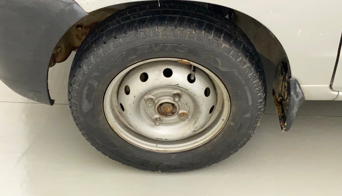 2011 Maruti Alto LXI, Petrol, Manual, 14,359 km, Left front tyre - Minor crack