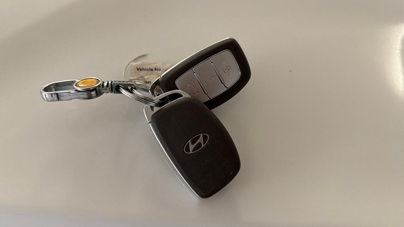 2023 Hyundai AURA SX 1.2, Petrol, Manual, 19,587 km, Key Close Up