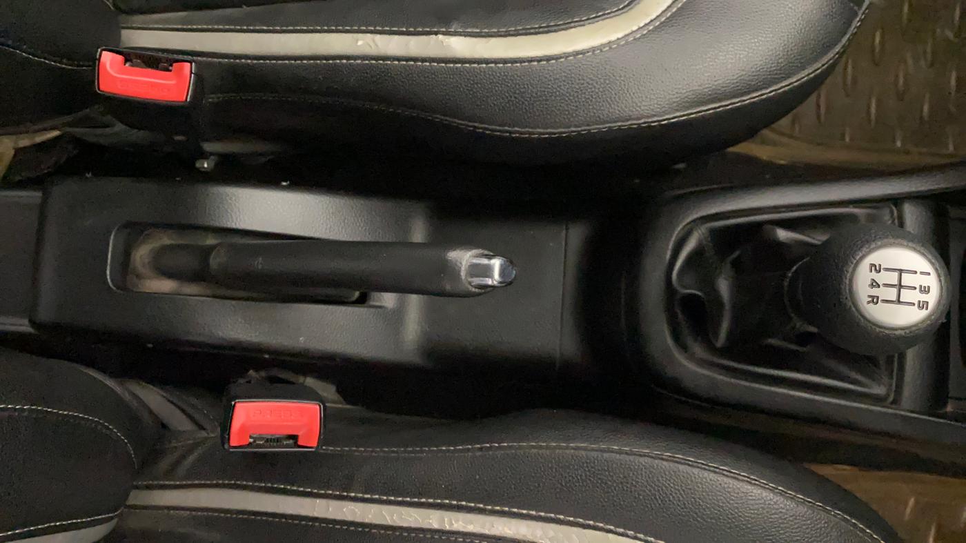 2014 Maruti Swift VXI, Petrol, Manual, 31,497 km, Gear Lever