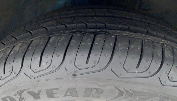 2017 Toyota Etios Liva VX, Petrol, Manual, 47,003 km, Right Front Tyre Tread