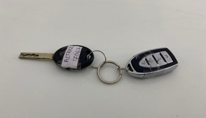 2021 Tata ALTROZ XE PETROL, Petrol, Manual, 32,631 km, Key Close Up