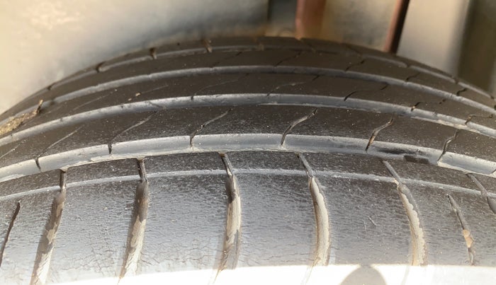 2022 Volkswagen TAIGUN TOPLINE 1.0 TSI AT, Petrol, Automatic, 24,835 km, Left Rear Tyre Tread