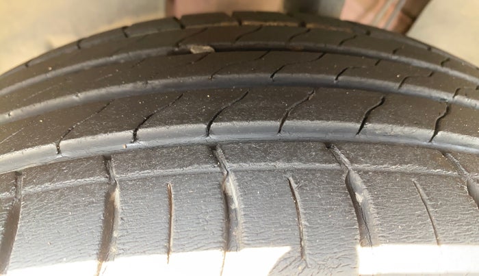 2022 Volkswagen TAIGUN TOPLINE 1.0 TSI AT, Petrol, Automatic, 24,835 km, Left Front Tyre Tread