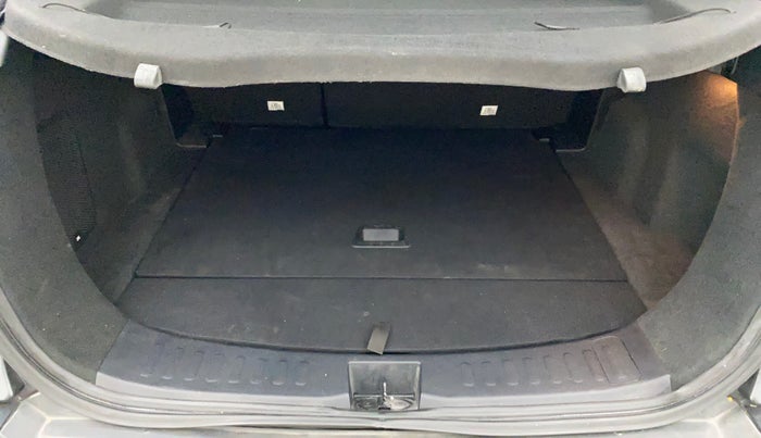 2020 Tata Harrier XZA PLUS 2.0L, Diesel, Automatic, 35,623 km, Boot Inside