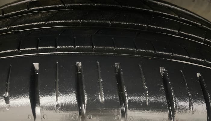 2023 Tata PUNCH ACCOMPLISHED DAZZLE PACK AMT, Petrol, Automatic, 19,557 km, Right Front Tyre Tread