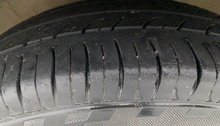 2014 Maruti Alto 800 LXI, Petrol, Manual, 75,376 km, Left Front Tyre Tread