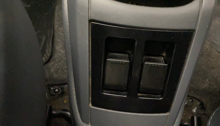 2014 Maruti Alto 800 LXI, Petrol, Manual, 75,376 km, Right front window switch / handle - Power window makes minor noise