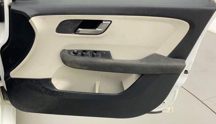 2022 Tata ALTROZ XZ PETROL, Petrol, Manual, 76,805 km, Driver Side Door Panels Control