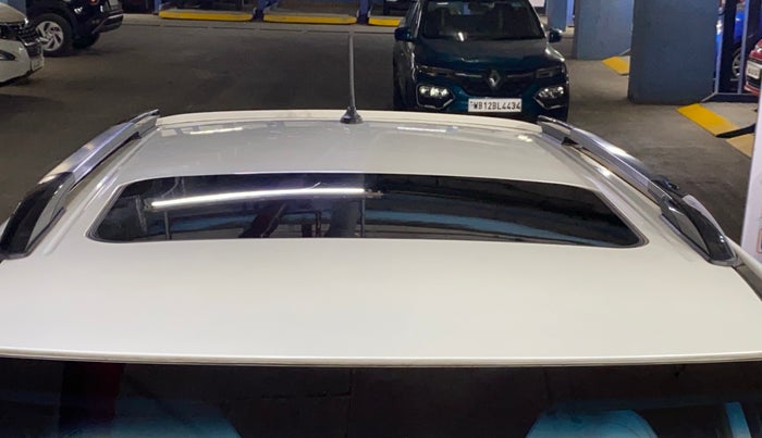 2021 Mahindra XUV300 W8(O) 1.2 PETROL DUAL TONE, Petrol, Manual, 5,206 km, Moonroof/ Sunroof