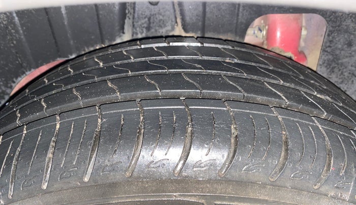 2021 Mahindra XUV300 W8(O) 1.2 PETROL DUAL TONE, Petrol, Manual, 5,206 km, Right Rear Tyre Tread