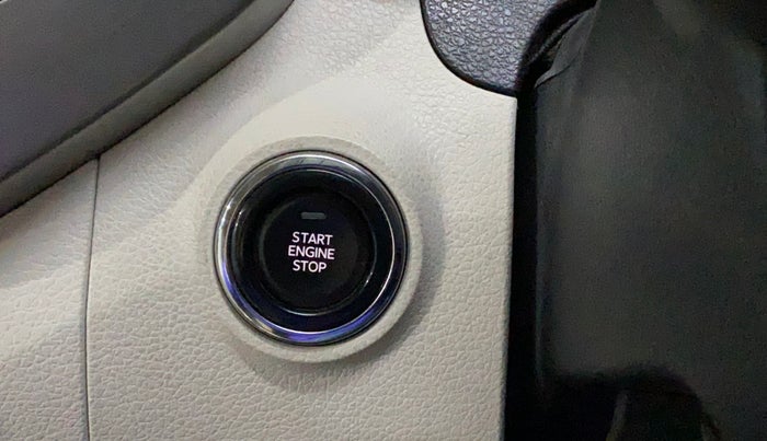 2021 Mahindra XUV300 W8(O) 1.2 PETROL DUAL TONE, Petrol, Manual, 5,206 km, Keyless Start/ Stop Button