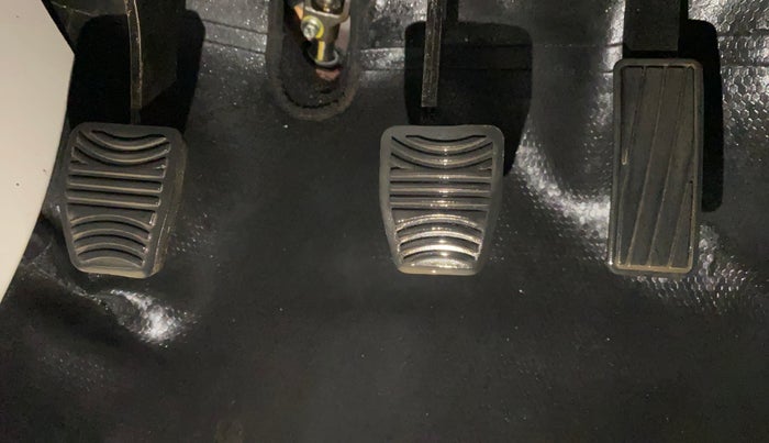 2021 Mahindra XUV300 W8(O) 1.2 PETROL DUAL TONE, Petrol, Manual, 5,206 km, Pedals