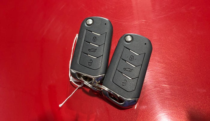 2021 Mahindra XUV300 W8(O) 1.2 PETROL DUAL TONE, Petrol, Manual, 5,206 km, Key Close Up