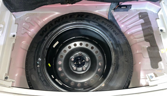 2021 Mahindra XUV300 W8(O) 1.2 PETROL DUAL TONE, Petrol, Manual, 5,206 km, Spare Tyre