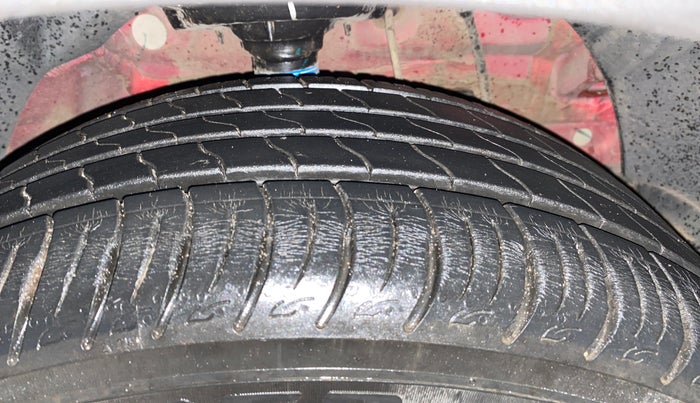 2021 Mahindra XUV300 W8(O) 1.2 PETROL DUAL TONE, Petrol, Manual, 5,206 km, Right Front Tyre Tread