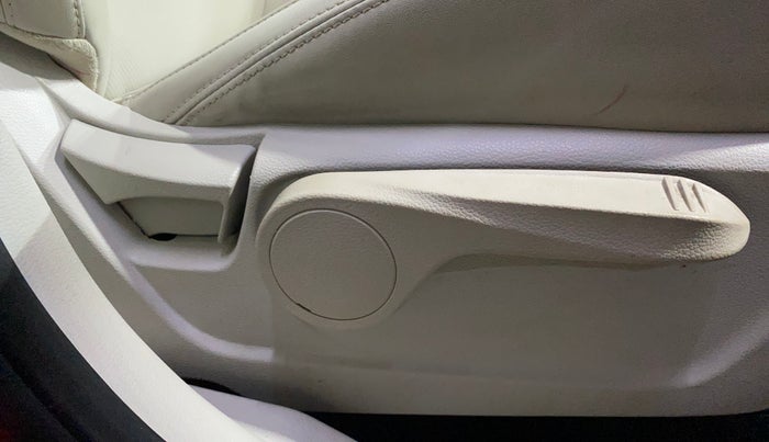 2021 Mahindra XUV300 W8(O) 1.2 PETROL DUAL TONE, Petrol, Manual, 5,206 km, Driver Side Adjustment Panel