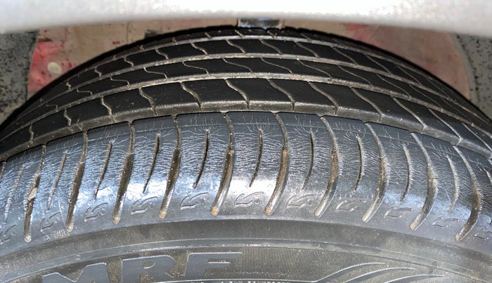 2021 Mahindra XUV300 W8(O) 1.2 PETROL DUAL TONE, Petrol, Manual, 5,206 km, Left Front Tyre Tread