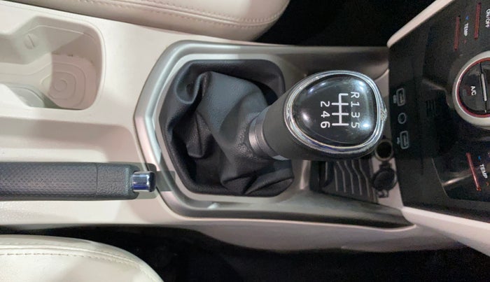 2021 Mahindra XUV300 W8(O) 1.2 PETROL DUAL TONE, Petrol, Manual, 5,206 km, Gear Lever