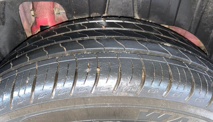 2021 Mahindra XUV300 W8(O) 1.2 PETROL DUAL TONE, Petrol, Manual, 5,206 km, Left Rear Tyre Tread