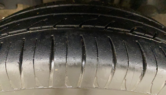 2017 Renault Kwid RXT 1.0 AMT, Petrol, Automatic, 53,992 km, Left Front Tyre Tread