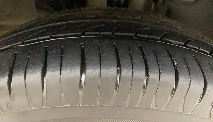 2017 Renault Kwid RXT 1.0 AMT, Petrol, Automatic, 53,992 km, Right Front Tyre Tread