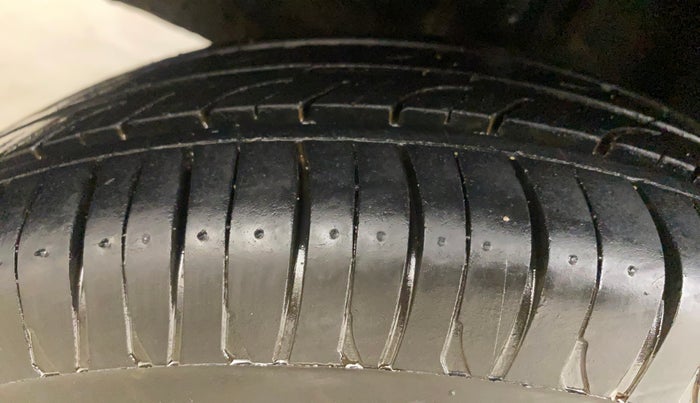 2017 Renault Kwid RXT 1.0 AMT, Petrol, Automatic, 53,992 km, Right Rear Tyre Tread