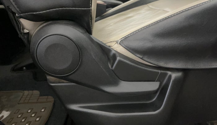 2019 Maruti New Wagon-R LXI CNG 1.0, CNG, Manual, 87,990 km, Driver Side Adjustment Panel