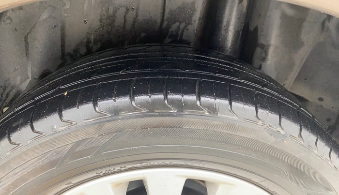 2015 Maruti Ciaz ZXI, Petrol, Manual, 93,649 km, Left Rear Tyre Tread