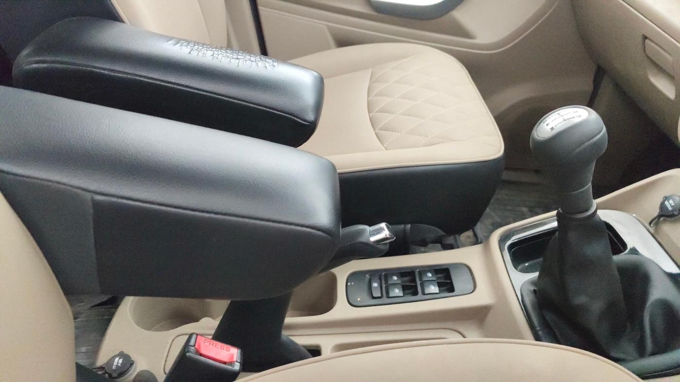 2018 Mahindra TUV300 T10, Diesel, Manual, 93,366 km, Gear Lever