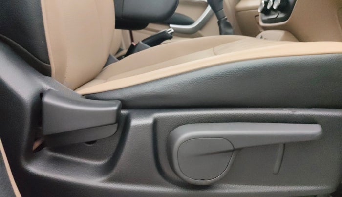 2018 Mahindra TUV300 T10, Diesel, Manual, 93,366 km, Driver Side Adjustment Panel