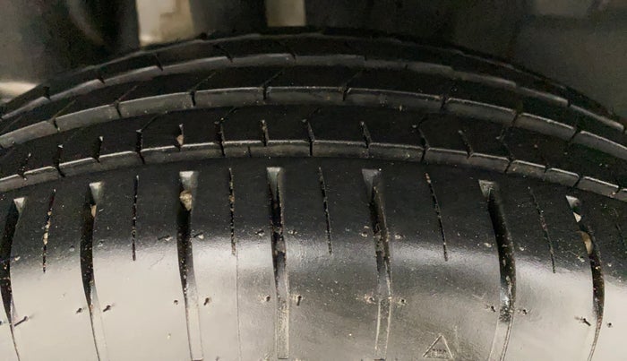 2022 Maruti Swift ZXI PLUS AMT DUAL TONE, Petrol, Automatic, 2,859 km, Right Rear Tyre Tread