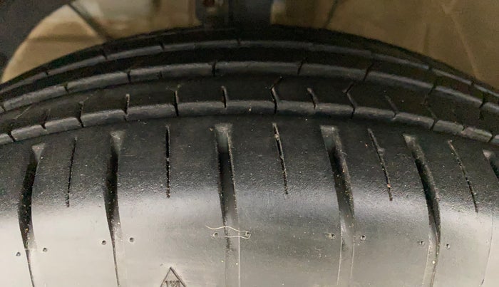 2022 Maruti Swift ZXI PLUS AMT DUAL TONE, Petrol, Automatic, 2,859 km, Left Front Tyre Tread