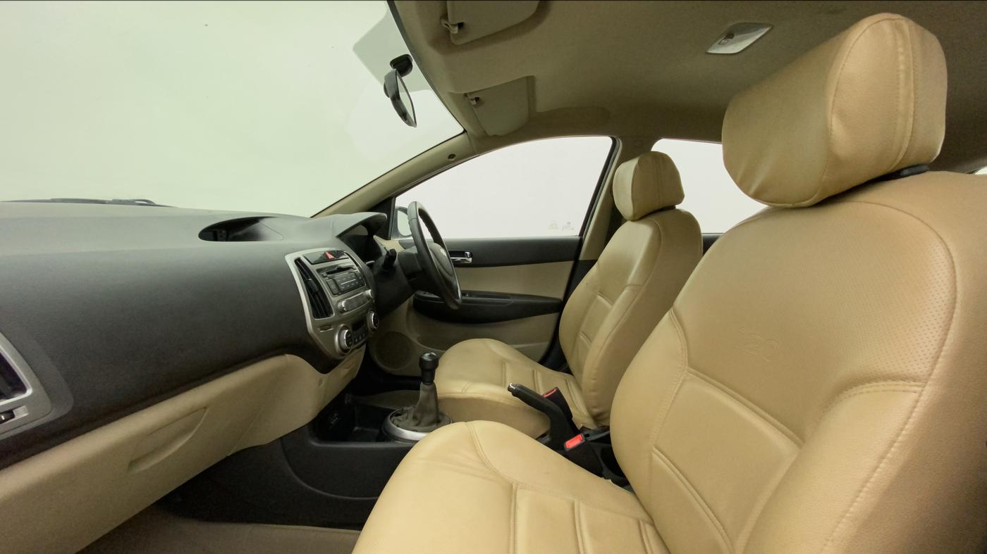 2013 Hyundai i20 MAGNA O 1.2, Petrol, Manual, 32,679 km, Right Side Front Door Cabin