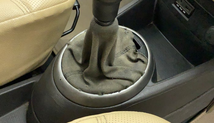 2013 Hyundai i20 MAGNA O 1.2, Petrol, Manual, 32,679 km, Gear lever - Boot cover slightly torn