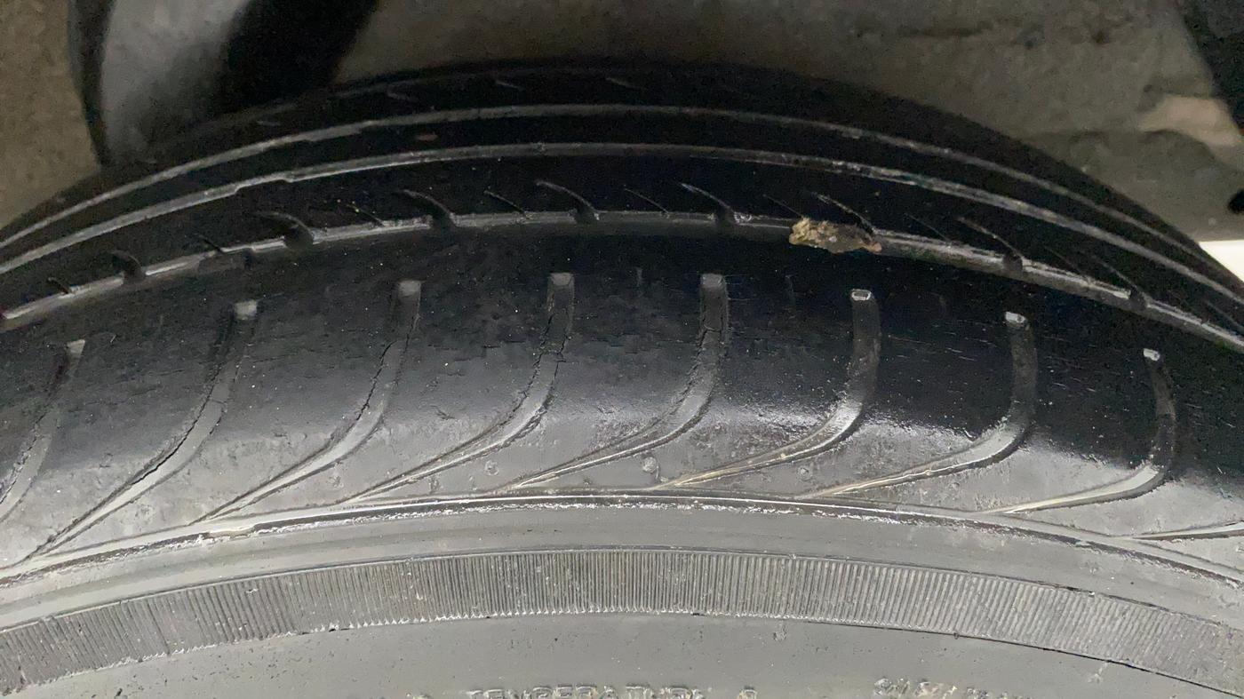 2013 Hyundai i20 MAGNA O 1.2, Petrol, Manual, 32,679 km, Left Rear Tyre Tread
