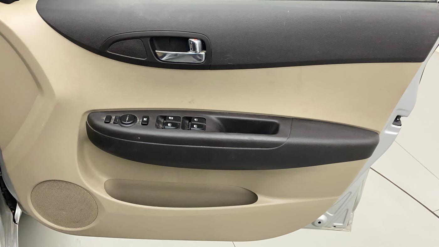 2013 Hyundai i20 MAGNA O 1.2, Petrol, Manual, 32,679 km, Driver Side Door Panels Control
