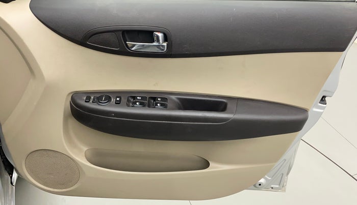 2013 Hyundai i20 MAGNA O 1.2, Petrol, Manual, 32,679 km, Driver Side Door Panels Control