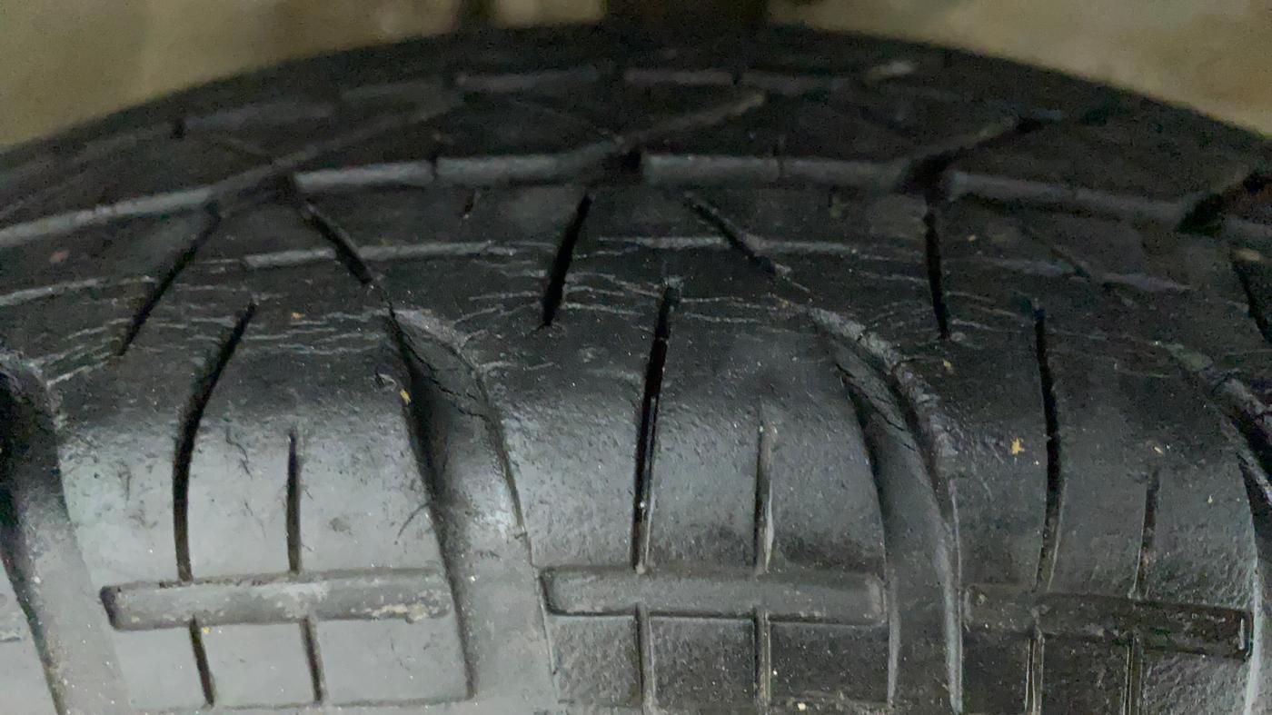2010 Maruti Swift Dzire VXI, Petrol, Manual, 70,697 km, Right Front Tyre Tread