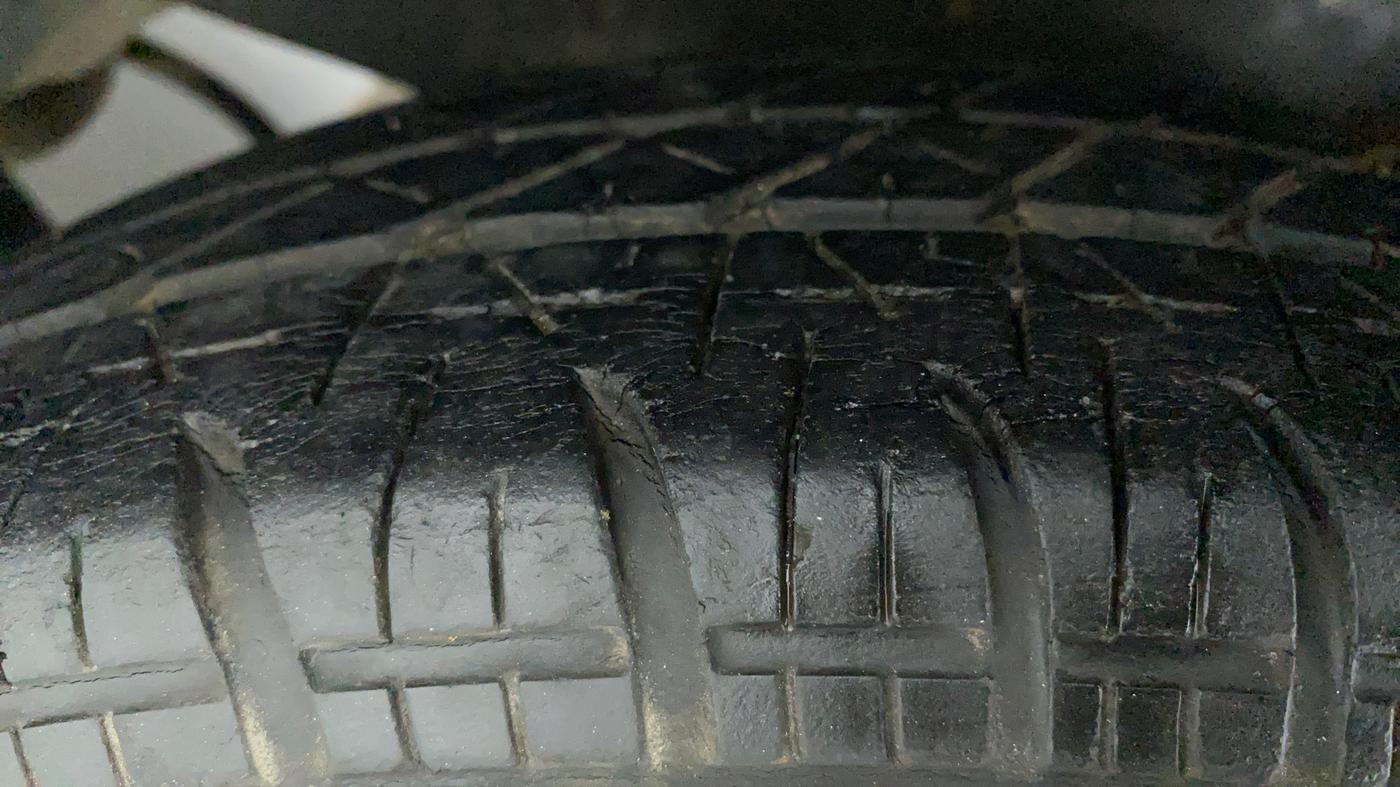 2010 Maruti Swift Dzire VXI, Petrol, Manual, 70,697 km, Left Rear Tyre Tread