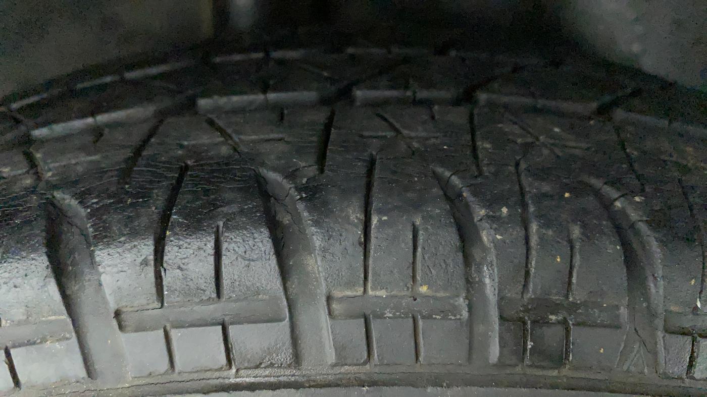 2010 Maruti Swift Dzire VXI, Petrol, Manual, 70,697 km, Right Rear Tyre Tread