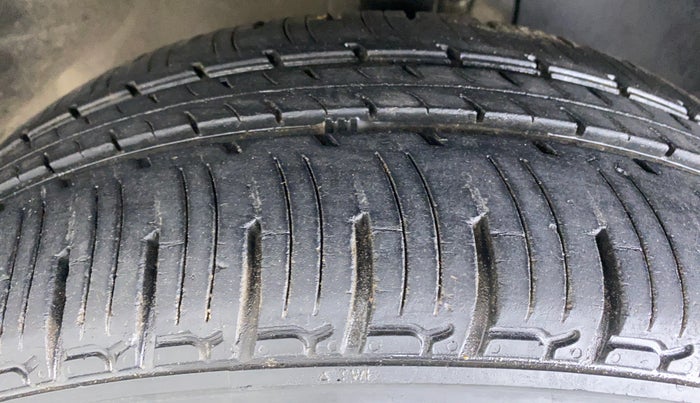 2017 Mahindra Kuv100 K2 6 STR, Petrol, Manual, 51,135 km, Right Front Tyre Tread