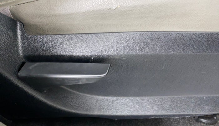 2017 Mahindra Kuv100 K2 6 STR, Petrol, Manual, 51,135 km, Driver Side Adjustment Panel