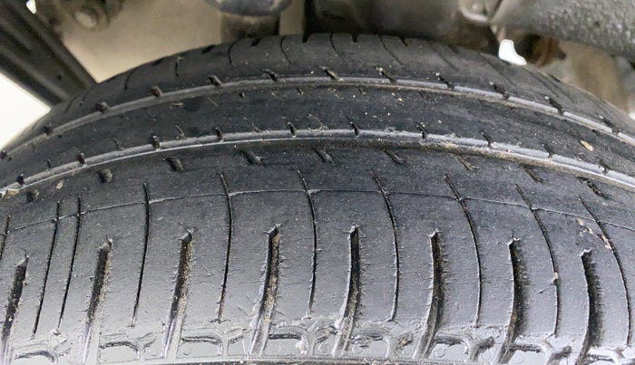 2017 Mahindra Kuv100 K2 6 STR, Petrol, Manual, 51,135 km, Right Rear Tyre Tread